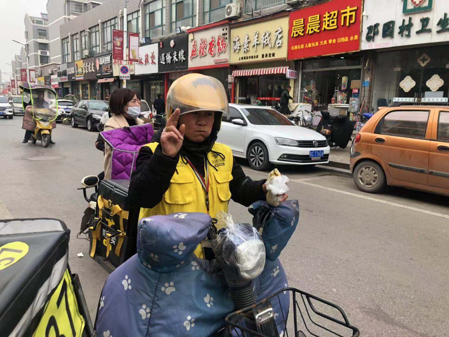 外卖女超人,女美团外卖员送餐技巧