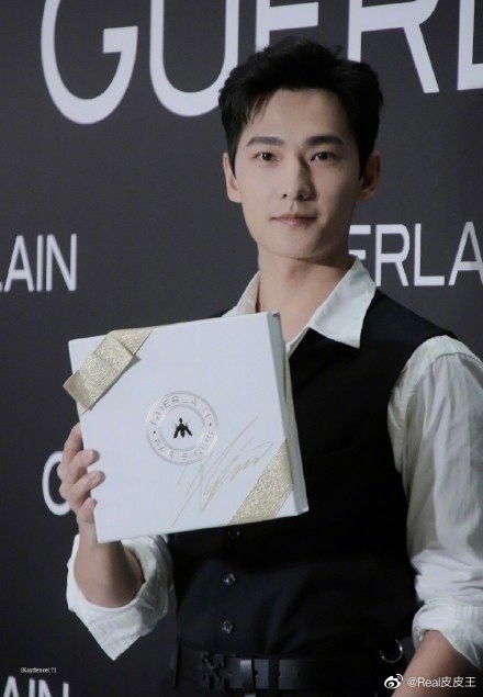 杨洋与粉丝互坑视频,粉丝阴阳怪气吐槽杨洋化妆师