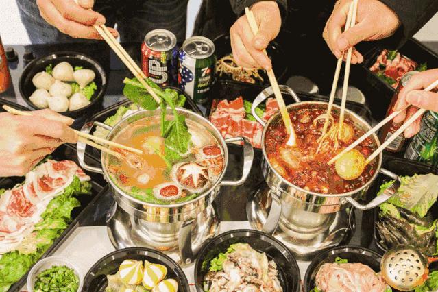 小火锅锅底有六种口味满足你,一桌小火锅