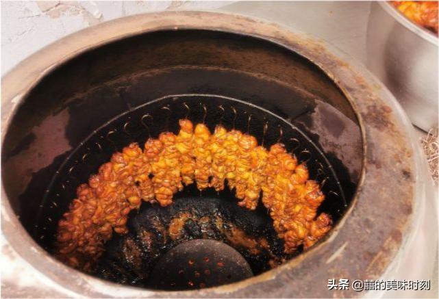 河南豪爽大姐摆摊卖小吃,河南小伙摆摊卖小吃12元一份