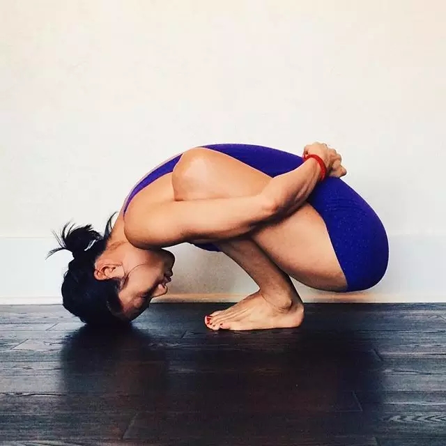 瑜伽下山式正确姿势分解及功效,初学者12种瑜伽姿势名称英文