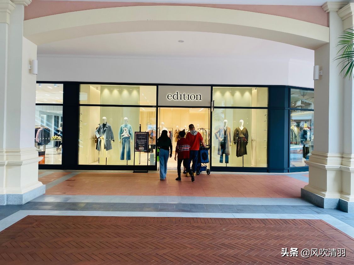 成都一个“意式”小镇火了，购物便宜品牌繁多，3500个免费停车位