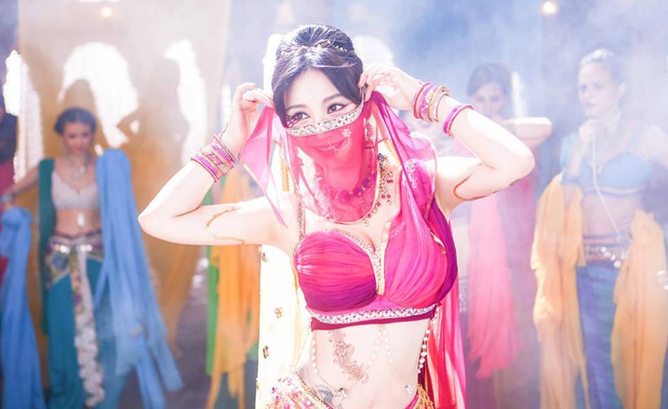 柳岩穿吊带衫,柳岩白色吊带衫