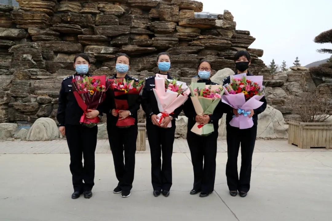 最美逆行者抗击疫情辅警,女警最美逆行者