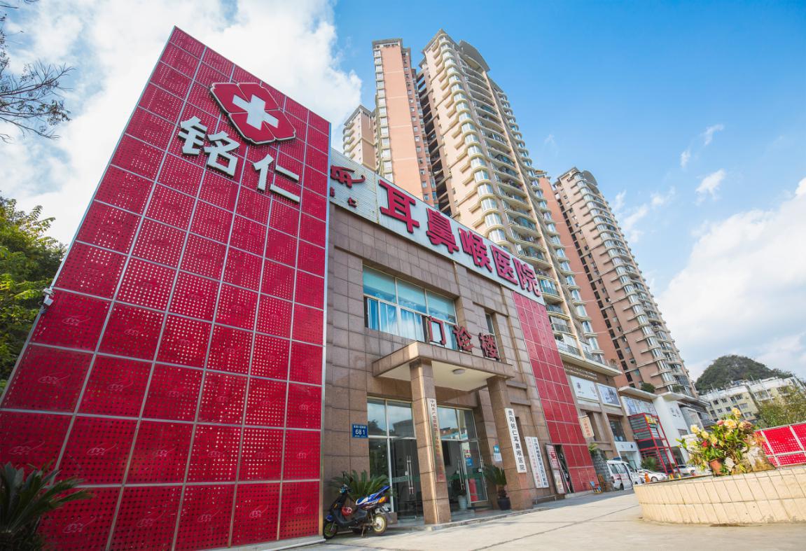 警惕2大症状！60岁大妈嗓子不舒服，一查竟是喉部肿瘤