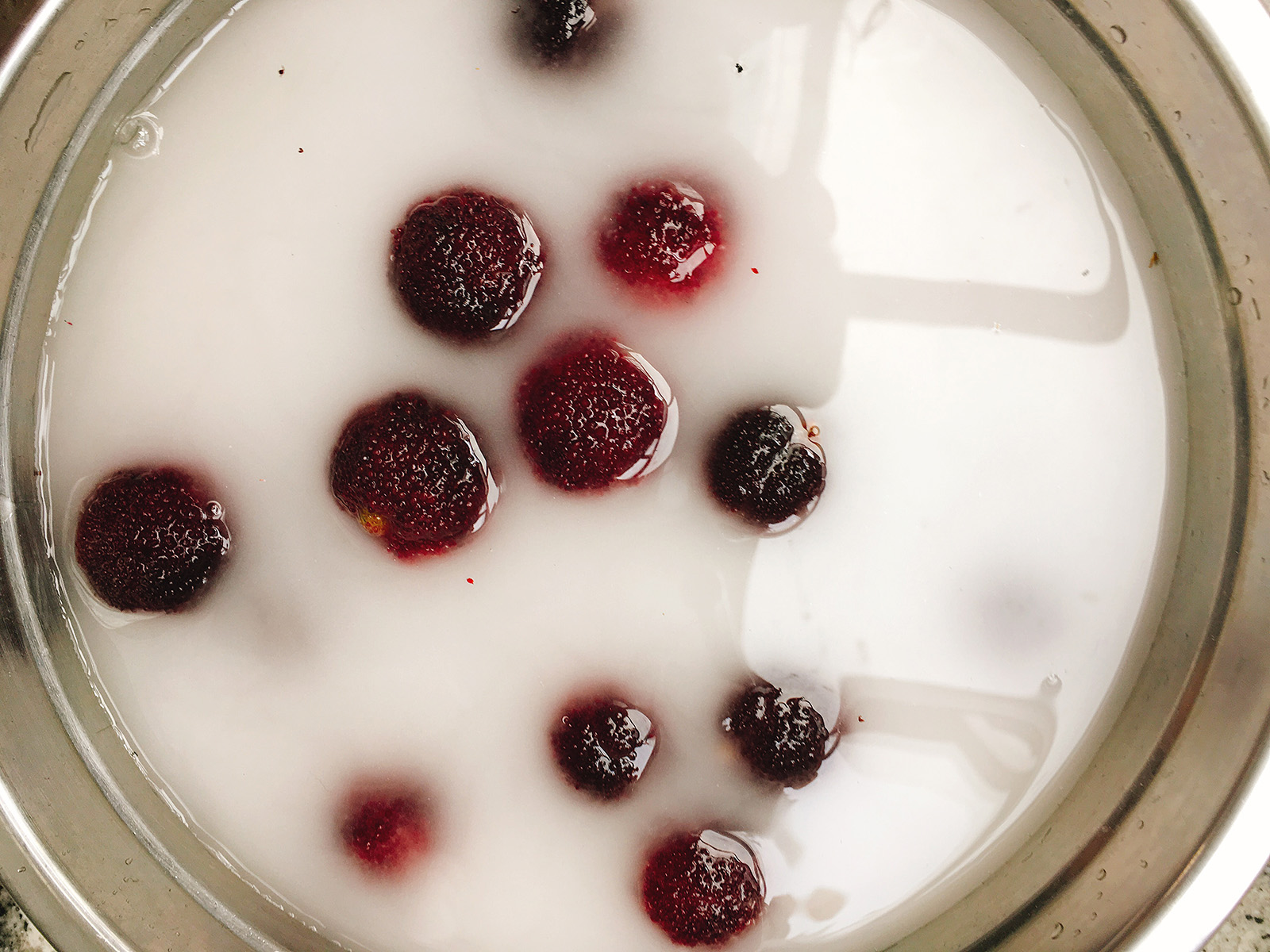 清洗杨梅不要只用盐水，加一些它，灰尘杂质自动出来，还不伤果肉