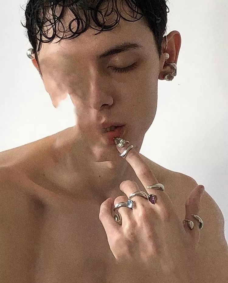 比起Ambush处了什么“对象”，我更关心这些小众配饰何时上新！