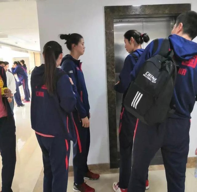 郎平轻声说：“醒醒，我们的小睡神。”为什么朱婷那么爱睡呢？