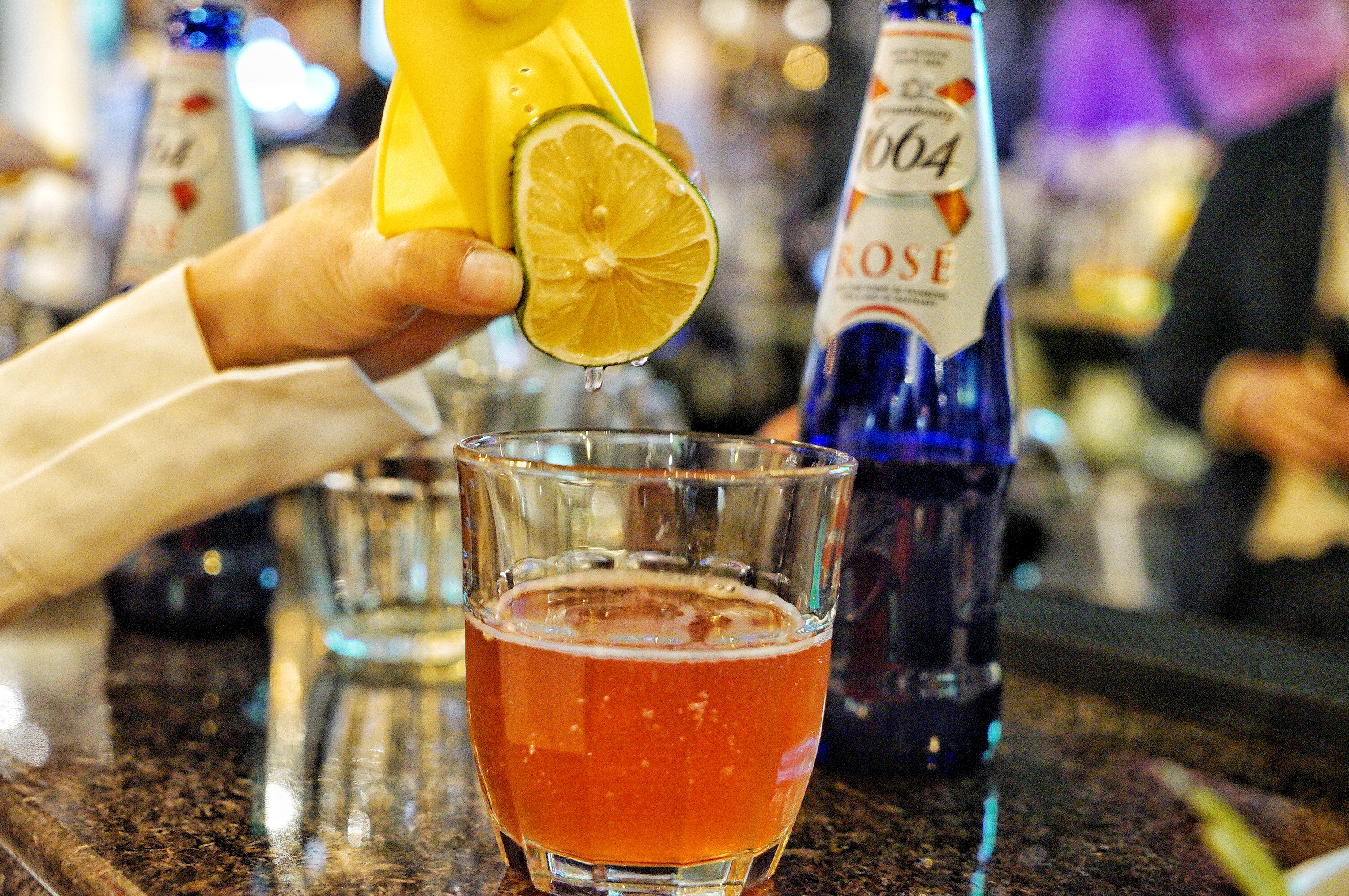 花式喝啤酒的正确方法,啤酒最流行喝法视频教程