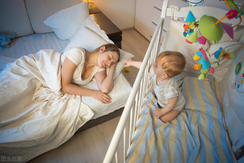 新生婴儿怕黑哭闹是什么原因,宝宝怕黑关灯就哭闹怎么办