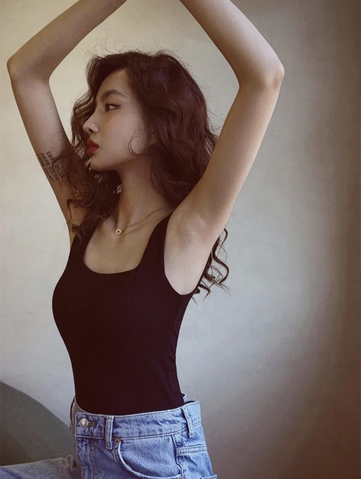 衣服太透、汗水过多,夏季穿衣烦恼多,穿衣小妙招打破穿衣尴尬