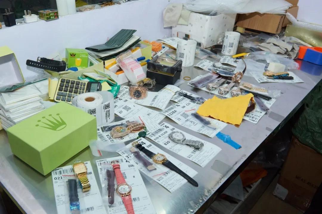 川沪两名七旬老伯写信举报牵出特大销售假冒名表案