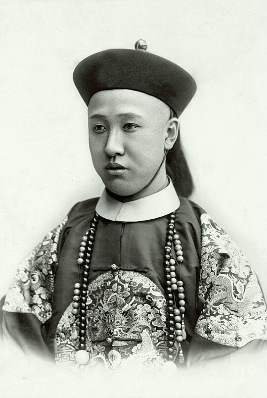 清朝灭亡后,王爷落魄成小贩,毛主席亲批:必须重用