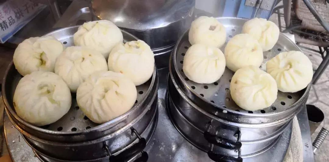 “老板儿，来十个包子，肉的哈~”都江堰人的早晨从这口油滋滋开始，这8家包子店，你最钟意哪家？