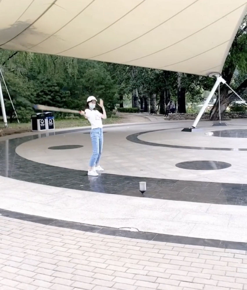 章泽天谈公园抽陀螺,章泽天教大爷抽陀螺