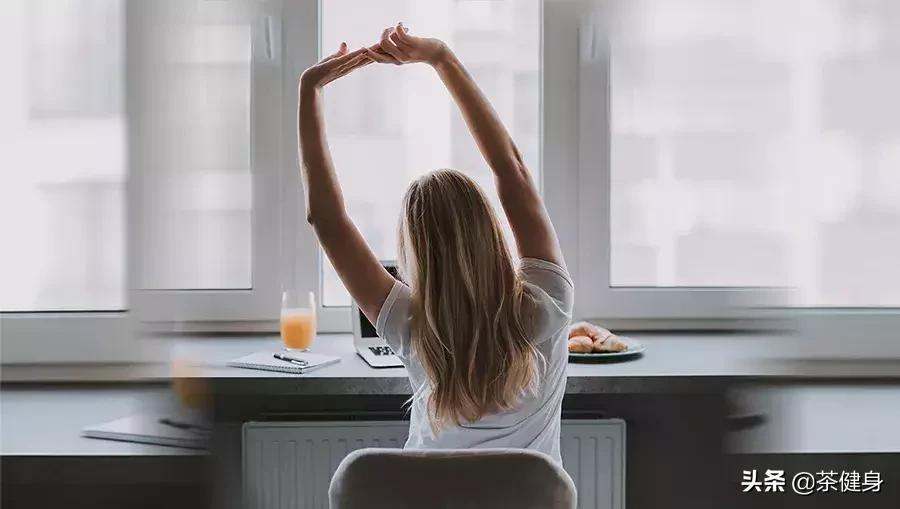 每天久坐办公桌前腰部疼痛来袭,4个拉伸放松动作有效缓解