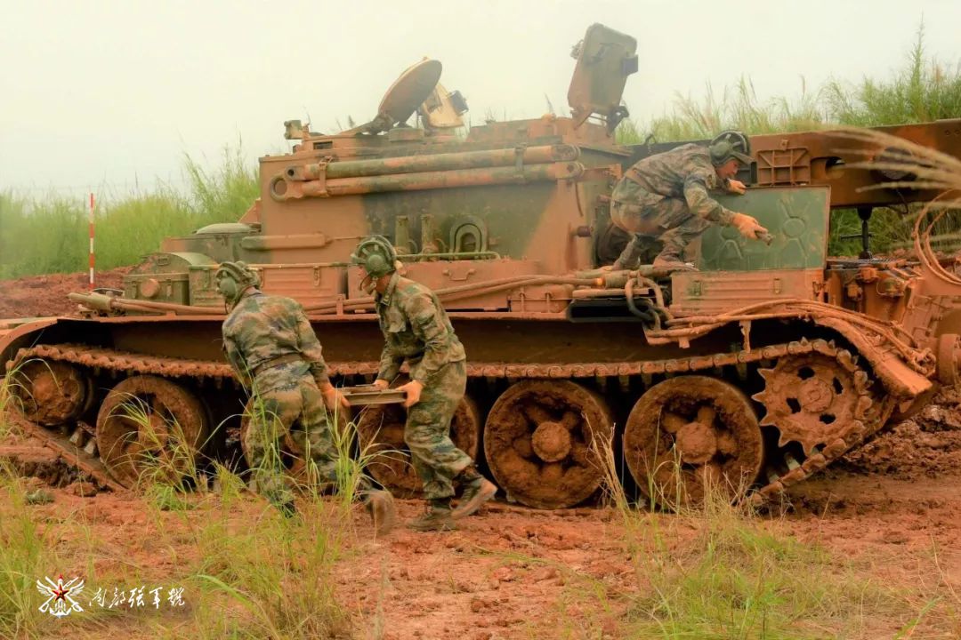 装甲战车如何使用维修工具,装甲车怎么修理