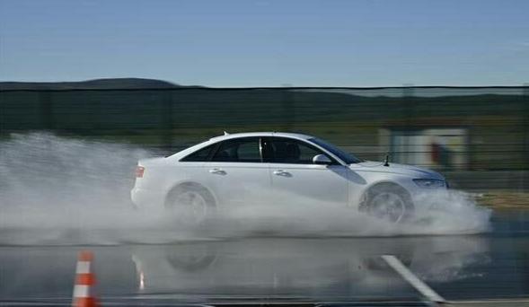 换挡后离合直接抬起来,换挡踩离合器怎么放开