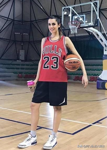 她是打球的模特！是意大利选美亚军，如今成世界女篮第一美女