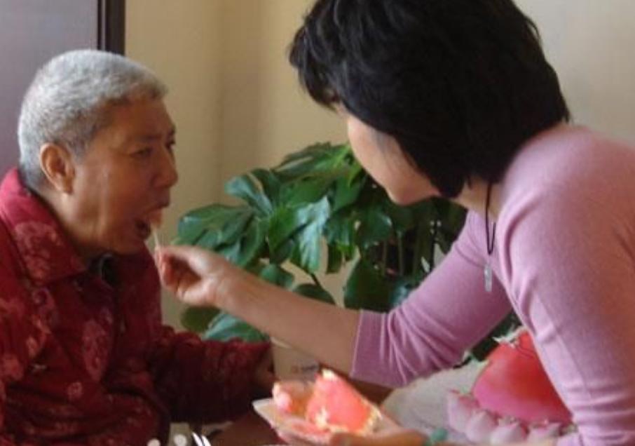 从央视主持人，到23年只饰演周总理夫人，黄薇因4次意外改变命运