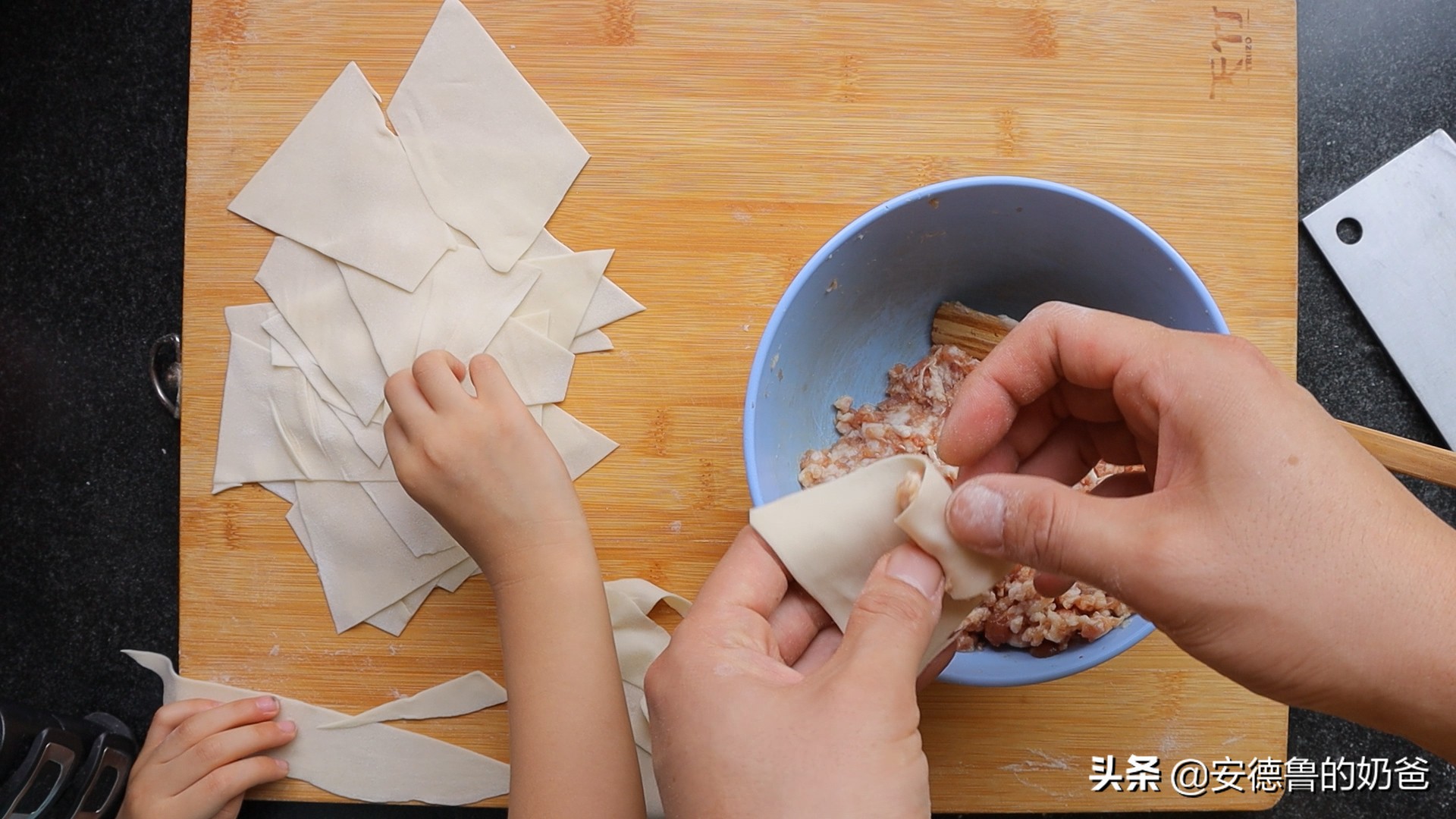 奶爸在家带着娃做馄饨现包现煮真材实料小朋友吃了一大碗