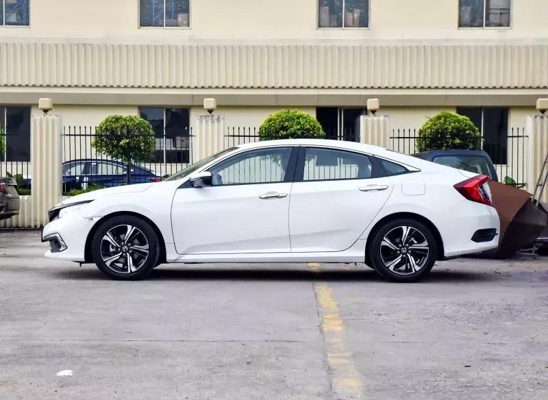 为什么好多年轻人喜欢买本田思域,为什么很多人都推荐思域