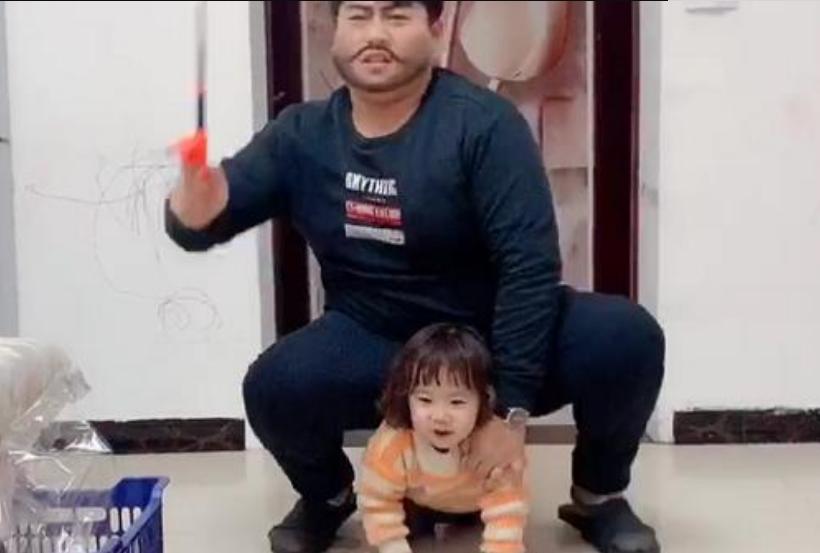 爸爸把女儿当“坐骑”，上演小马拉大车，女儿很配合，宝妈却哭晕