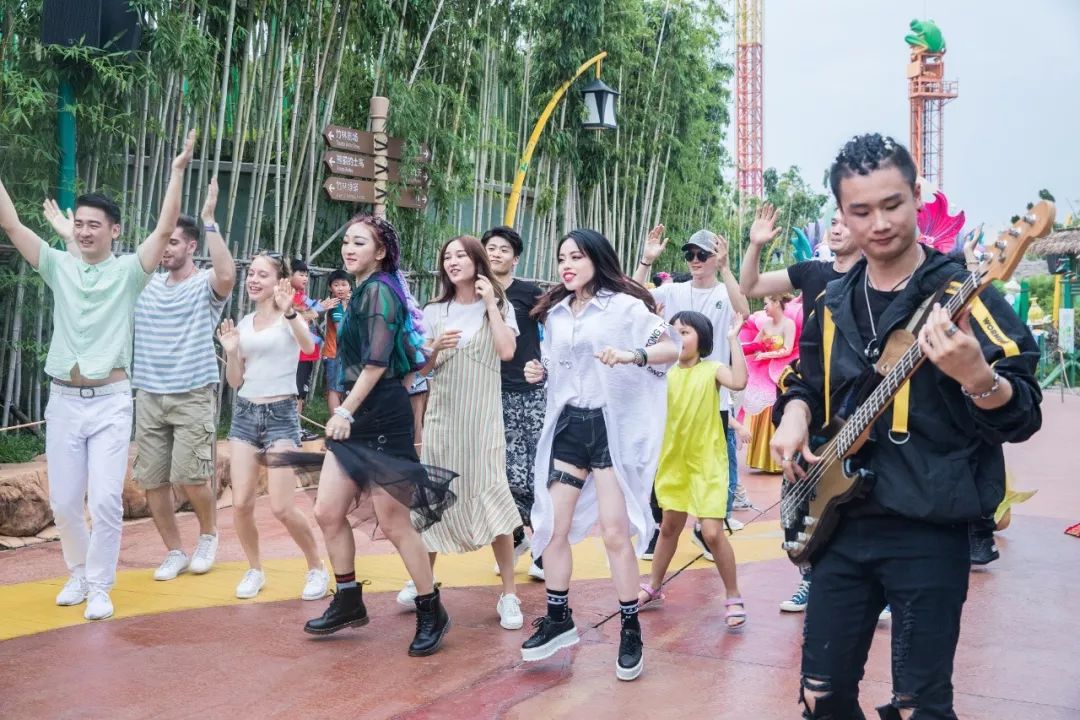 为了集五福,我用女朋友的口红写了个“福”字