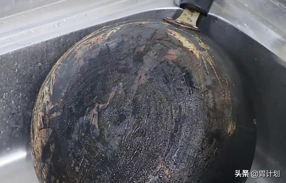 糊了的锅底没有钢丝球怎么洗,锅底烧糊了别着急扔今天教你一招