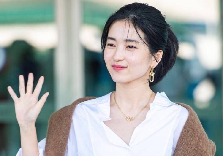 金泰梨白衬衣怎么搭配 (金泰梨白衬衫怎么搭配)