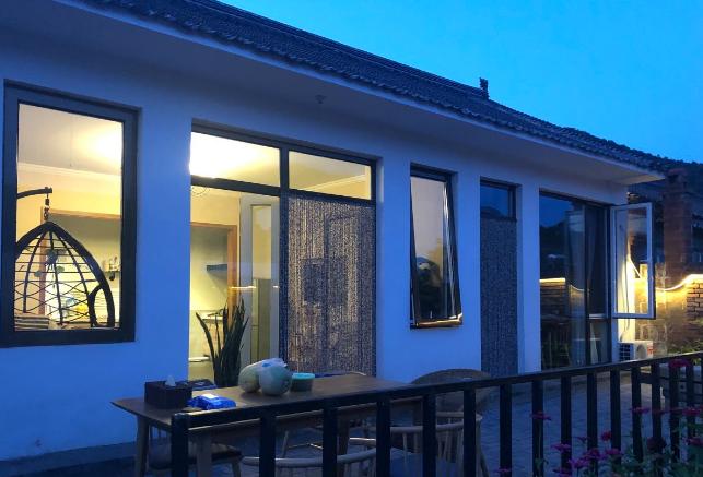 阳台晾衣服看着不美观还不方便怎么办?有哪些方法可以解决