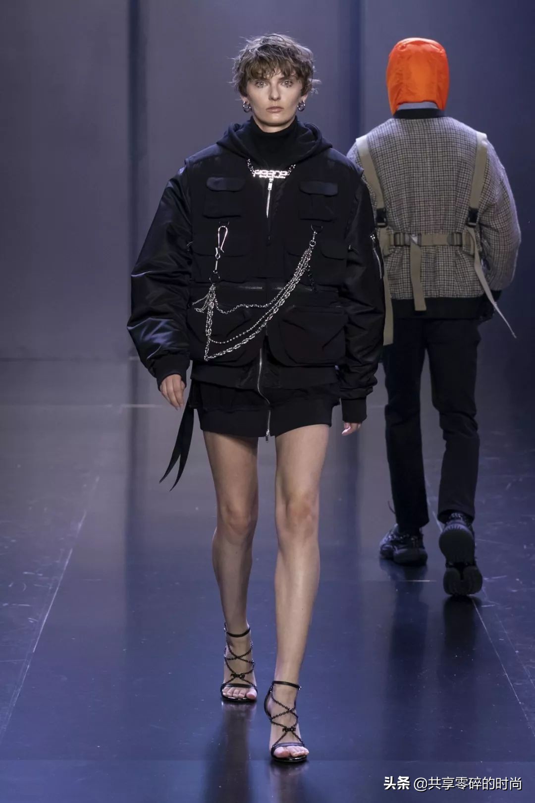 太平鸟女装新年穿搭,2022春夏巴黎时装周互动云秀场