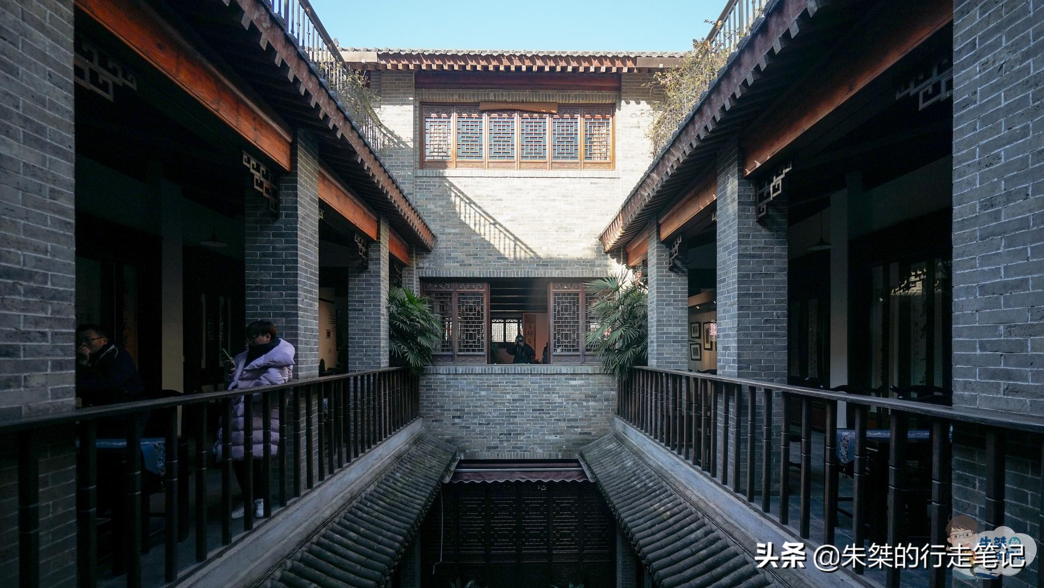 西安有一个名人故居，主人是复旦大学创始人，被誉为“当代草圣”