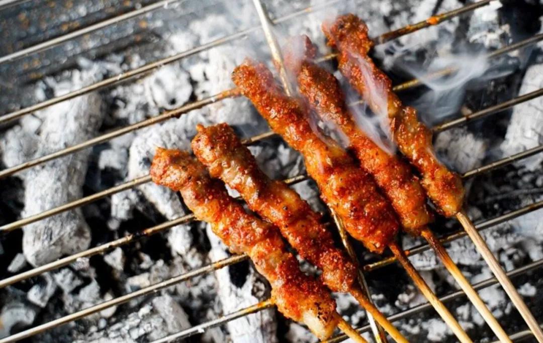 左手手术刀,右手烧烤架!医学博士“搅动”串圈