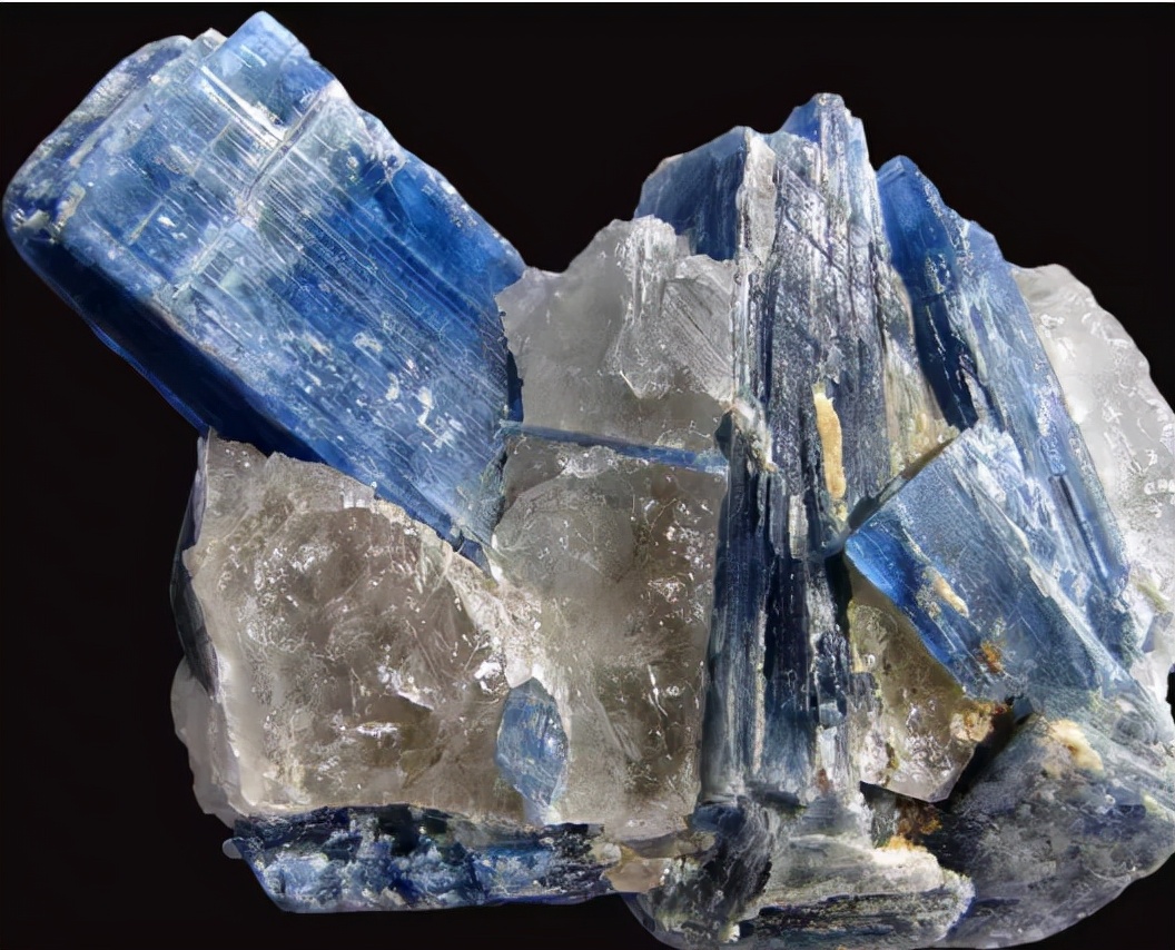 蓝宝石常见仿品及其鉴别特征,蓝宝石主要产地及鉴定方法