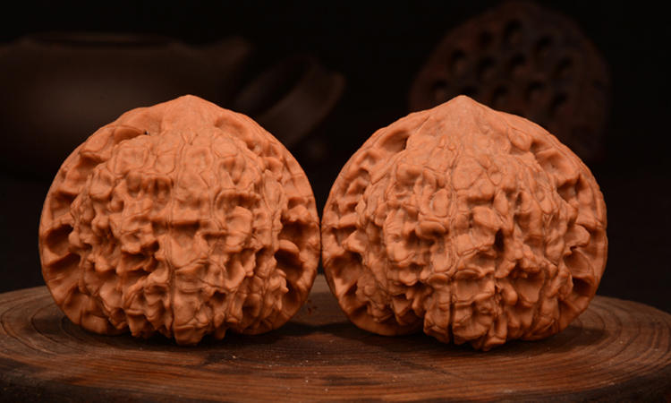 这些怪模怪样的文玩，却受到大家热烈欢迎的追捧，价值还不菲呢