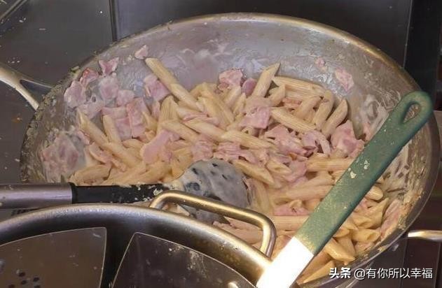 大妈校门口卖罕见小吃半天卖出,大妈校门口卖便宜小吃1块5个