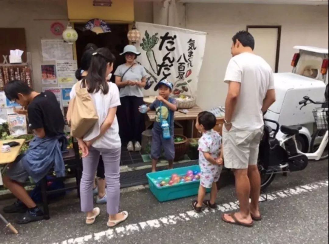 他的“三无”章鱼烧只卖给学生，却受到无数家长欢迎|日本·草津