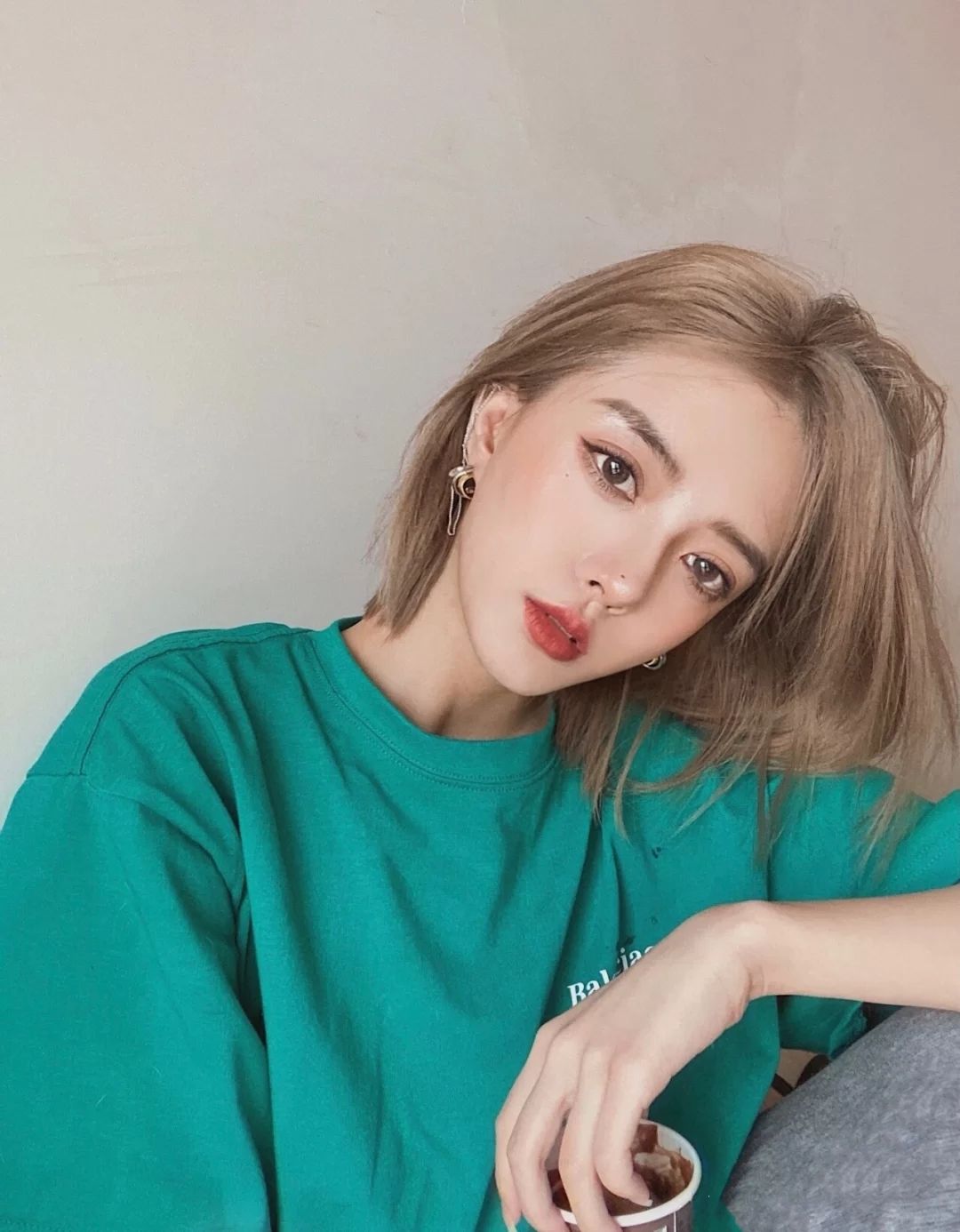 烫卷发今年流行哪种颜色,减龄显小的烫发是你最佳选择