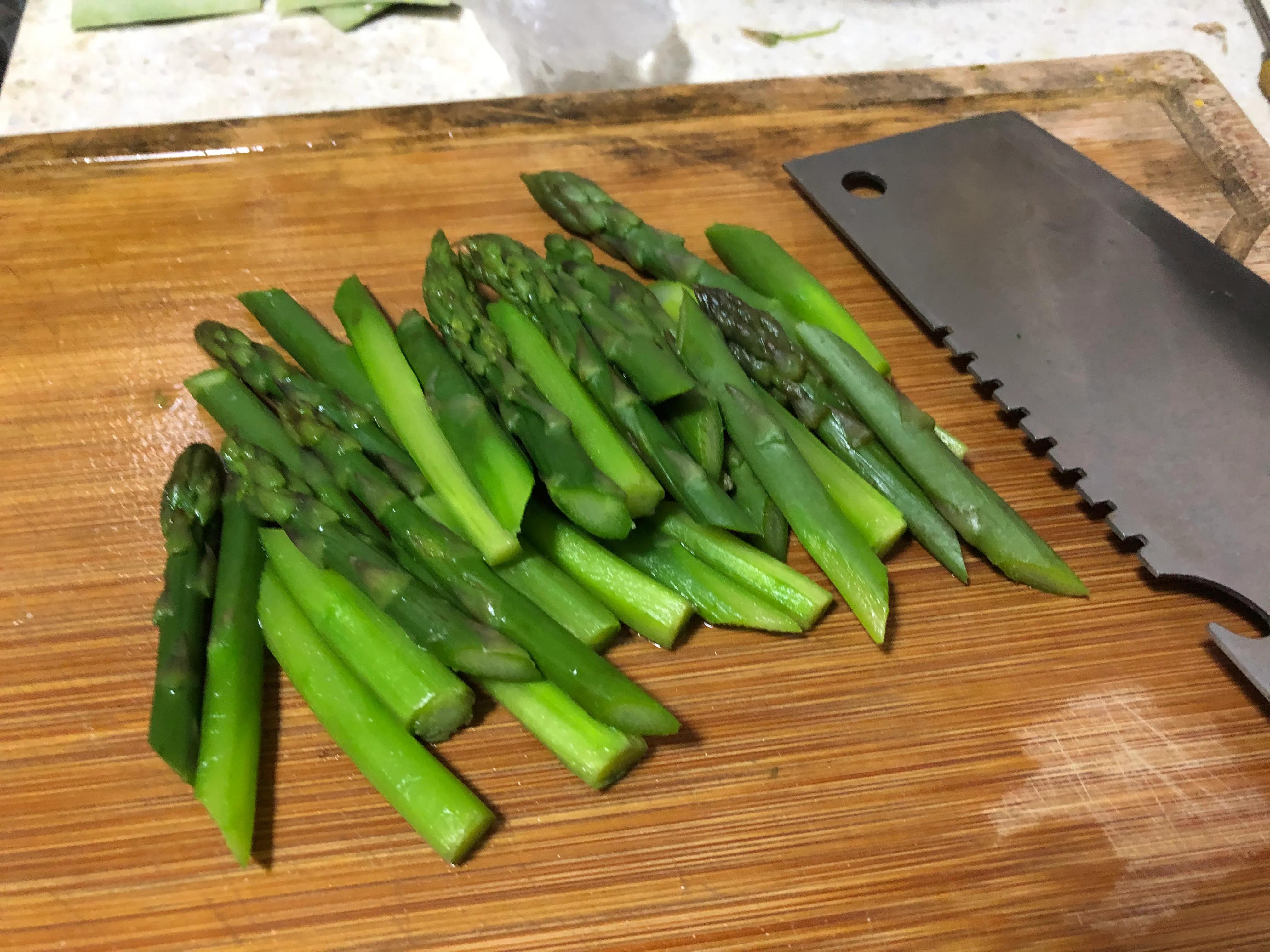 琳子阿姨家的日常菜谱五，夏日花样菜汤芦笋瘦肉汤，蔬菜中的海鲜