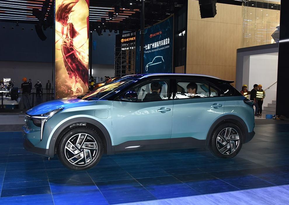 哪吒u内饰有几个色,哪吒u这台车值不值得购买