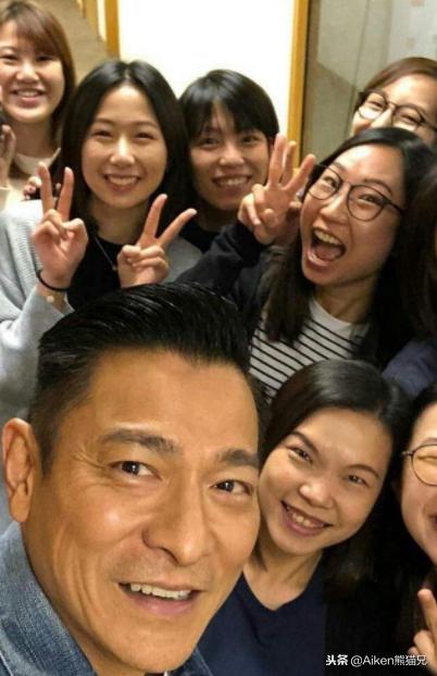 刘德华能红几十年他是怎么做到的,为啥刘德华这么受欢迎