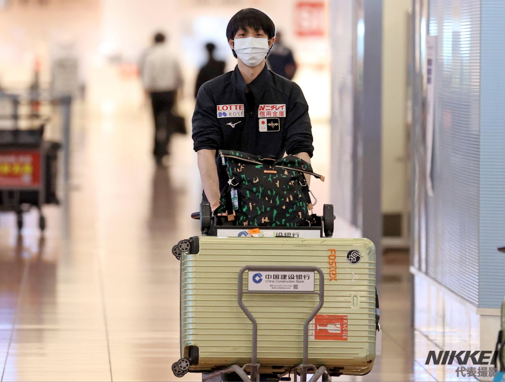 羽生结弦回国开始隔离,机场行李车亮了