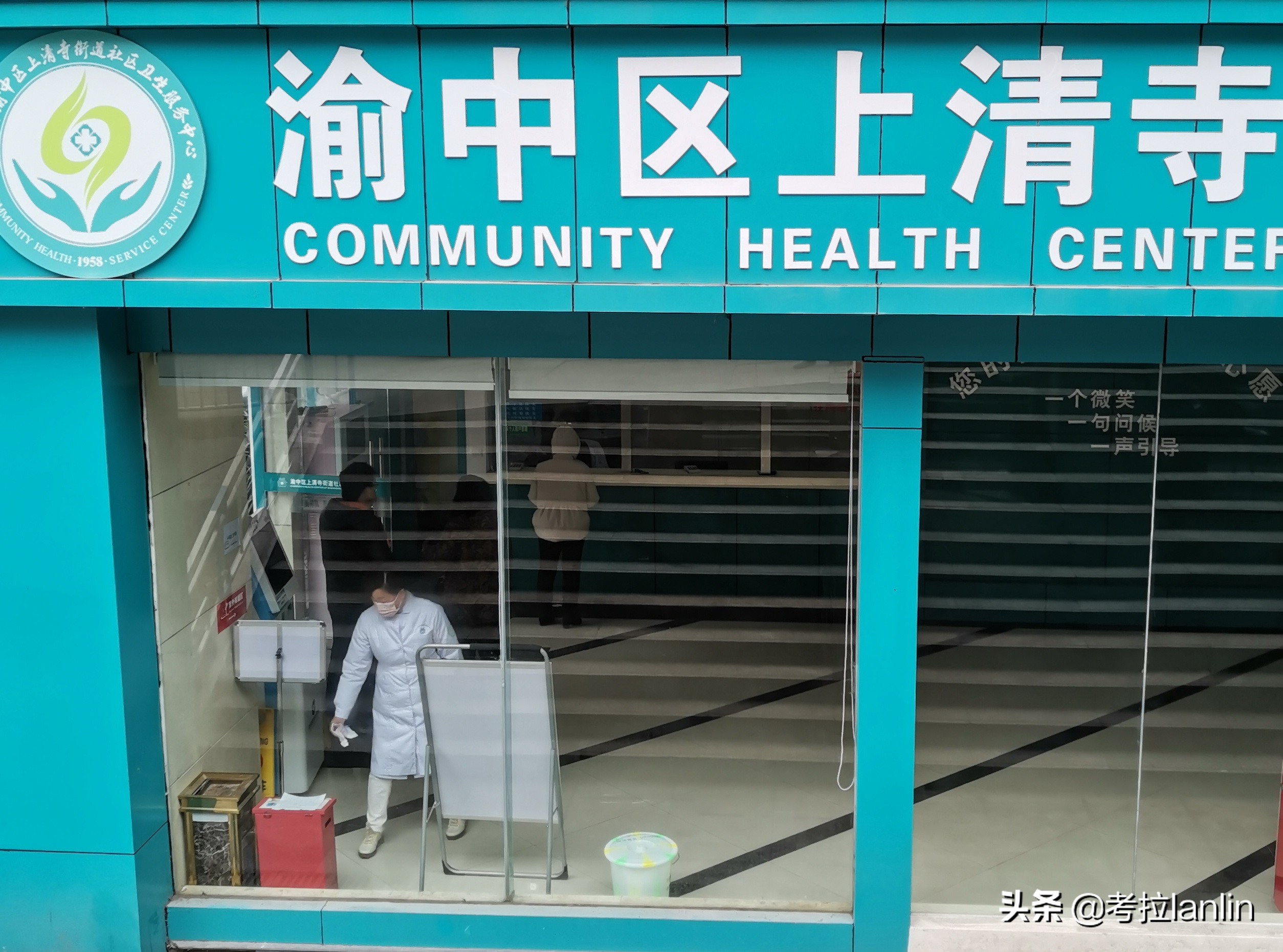 一扇扇关闭的店门,就像一张张欲说无言的嘴、一张张戴着口罩的脸