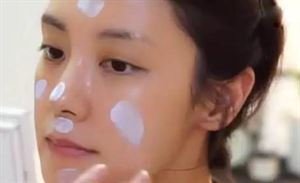怎么才能让妆容服帖不卡粉技巧,怎么上妆不卡粉不浮粉还服帖