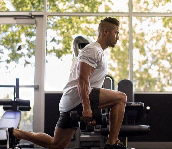 简单有效的哑铃锻炼方法,适合新手的哑铃的正确锻炼方法