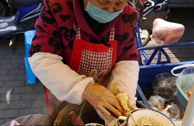 摆摊卖男女老少都爱吃的特色小吃,摆摊卖自制手工小吃