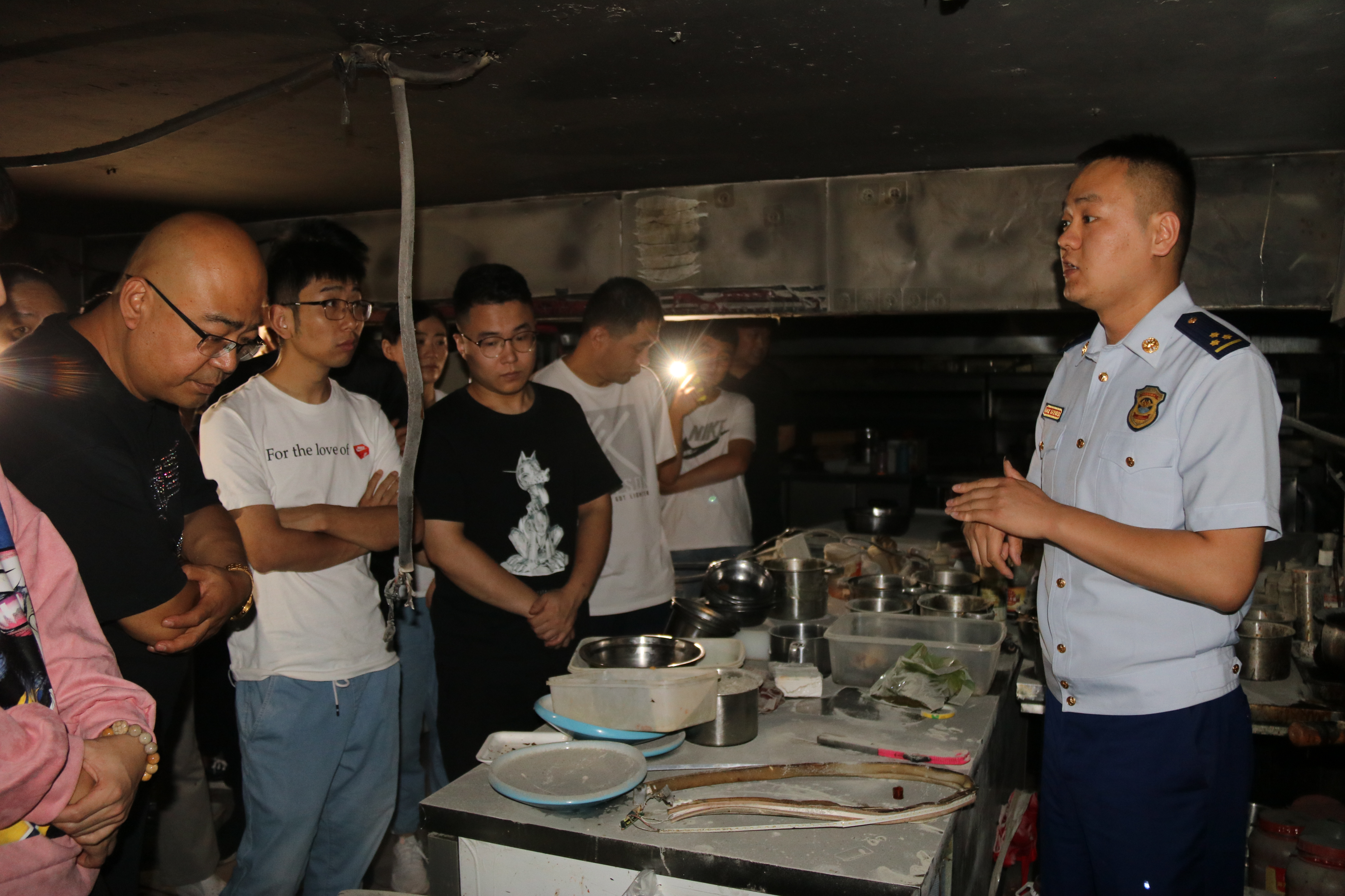 火上浇油真的可以浇灭火吗,火上浇油能扑灭吗