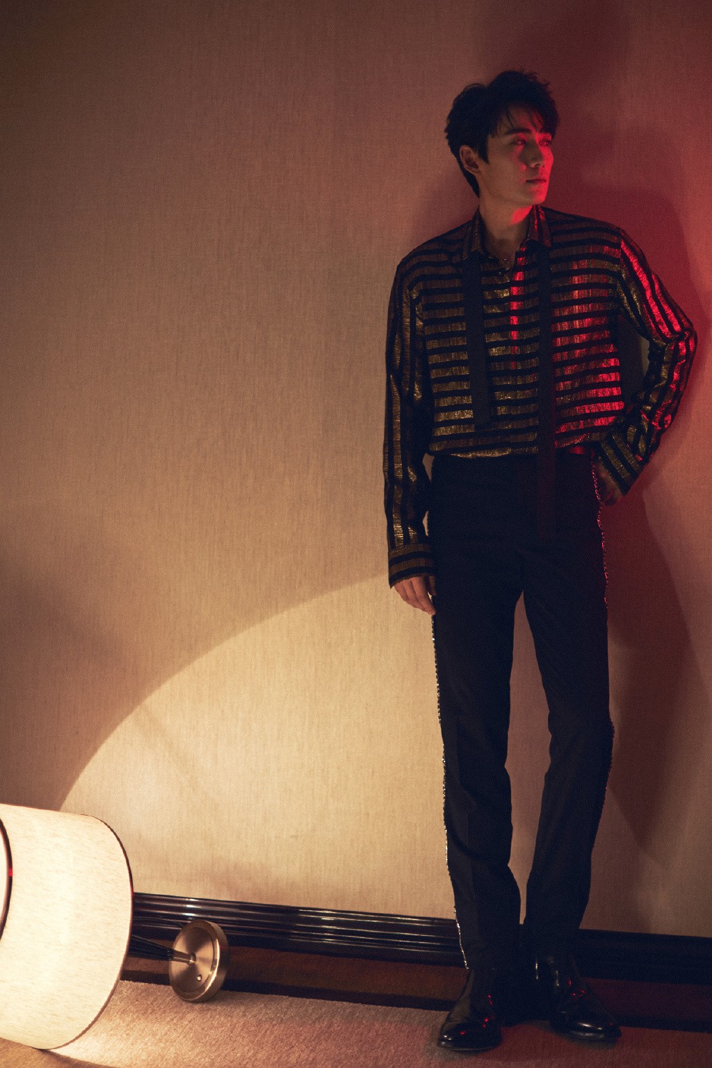 朱一龙黑色西装写真,朱一龙蓝色西服写真