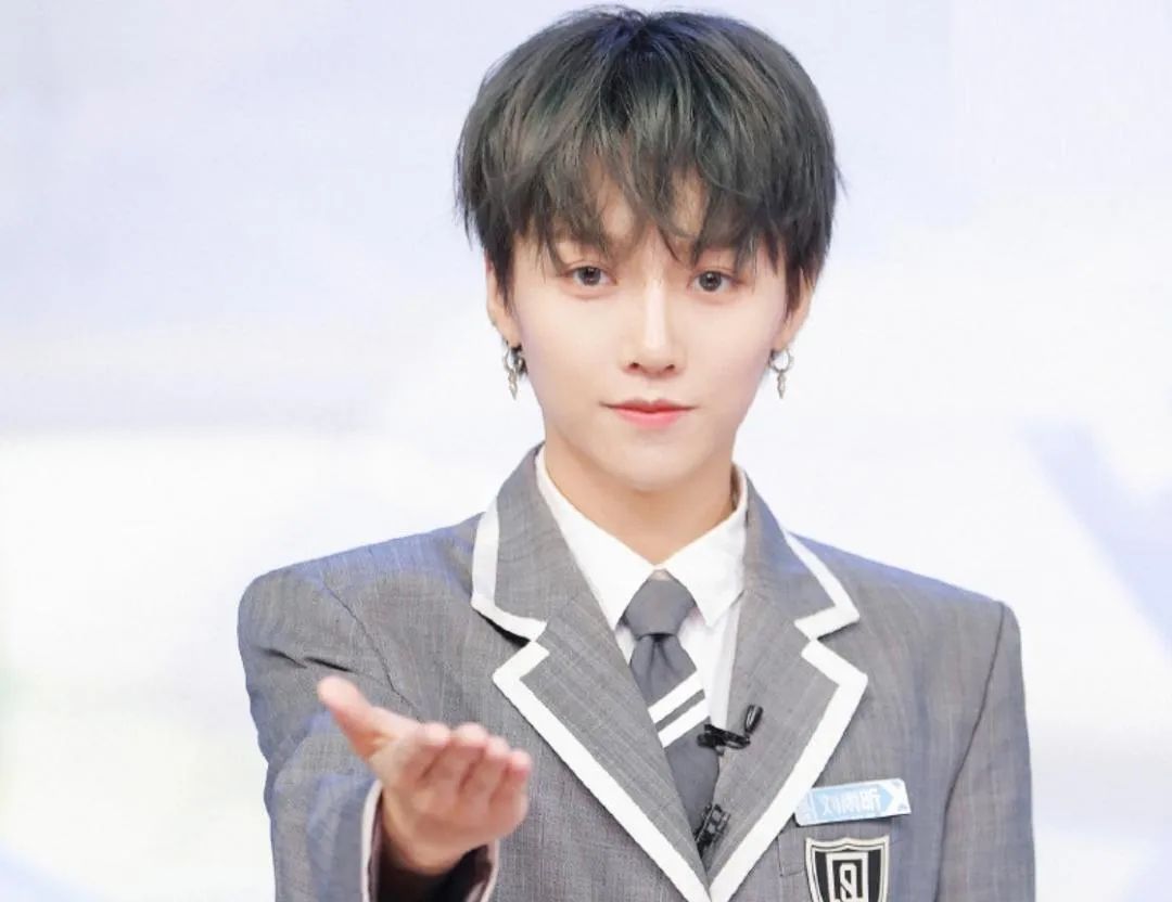 李宇春和刘雨昕私下关系,李宇春刘雨昕穿裙子